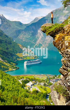 La nave di crociera nel Fiordo di Geiranger, Norvegia Foto Stock