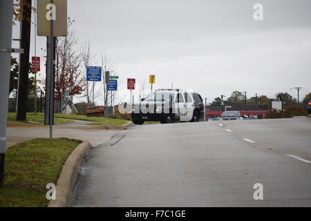 Irving, Texas, Stati Uniti d'America. 28 Nov, 2015. Polizia arriva all'inizio di una protesta al di fuori del centro islamico di Irving. Credito: Brian Humek/Alamy Live News Foto Stock