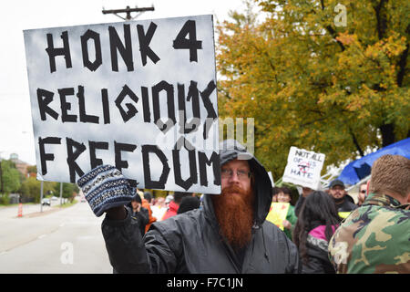 Irving, Texas, Stati Uniti d'America. 28 Nov, 2015. Protester al di fuori di una moschea locale tenendo la libertà religiosa segno. Credito: Brian Humek/Alamy Live News Foto Stock