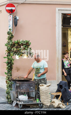 Strada locale di vendita del venditore di castagne arrosto, Scalinata di piazza di Spagna Roma Italia Foto Stock