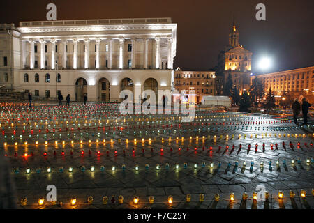 Kiev, Ucraina. 28 Nov, 2015. Gli ucraini accendono le candele durante una cerimonia commemorativa in Piazza Indipendenza, a Kiev, Ucraina, 28 novembre 2015. Gli ucraini accendono le candele per contrassegnare un giorno della memoria per le vittime del Holodomor nel 1932-1933. Il Holodomor era un uomo fatto carestia provocata dal dittatore sovietico Josef Stalin. Il risultato fu la morte di più di cinque milioni di Ucraini. © Serg Glovny/ZUMA filo/Alamy Live News Foto Stock