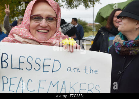 Irving, Texas, Stati Uniti d'America. 28 Nov, 2015. Protester mostra solidarietà con i musulmani al di fuori del centro islamico di Irving nel sobborgo di Dallas. Credito: Brian Humek/Alamy Live News Foto Stock