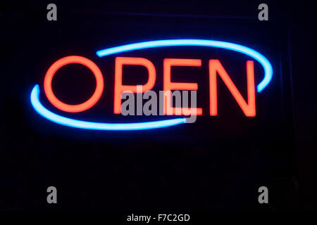 Neon segno aperto su sfondo nero. Foto Stock