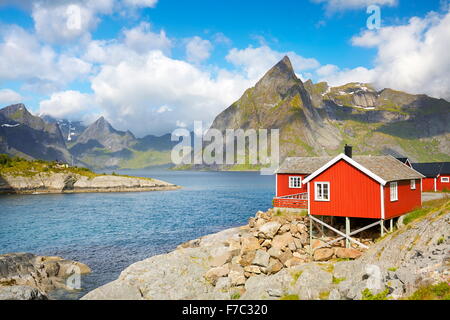 Tradizionale in rosso casa di pescatori rorbu, Isole Lofoten in Norvegia Foto Stock