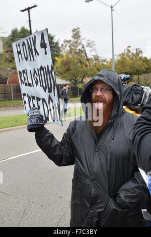 Irving, Texas, Stati Uniti d'America. 28 Nov, 2015. Protester al di fuori di una moschea locale tenendo la libertà religiosa segno. Credito: Brian Humek/Alamy Live News Foto Stock