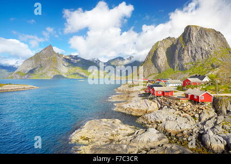 Tradizionale in rosso i pescatori in legno capanne rorbu, Lofoten Island paesaggio, Norvegia Foto Stock