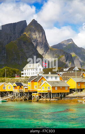 Pescatori tradizionali capanne Rorbu, Isole Lofoten in Norvegia Foto Stock