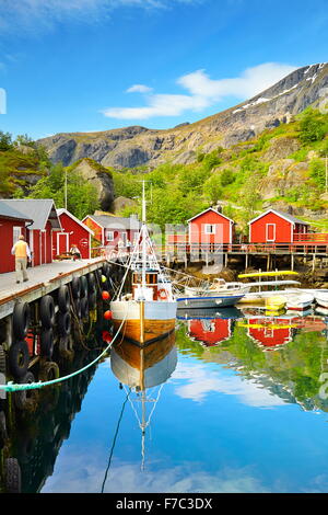 Isole Lofoten, porto con rosso di pescatori di capanna, Nusfjord, Norvegia Foto Stock