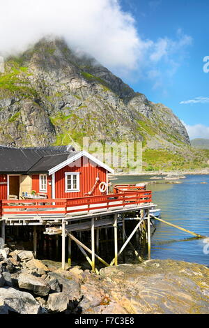 Tradizionale in legno rosso rorbu capanna sulla isola di Moskenesoya, Isole Lofoten in Norvegia Foto Stock