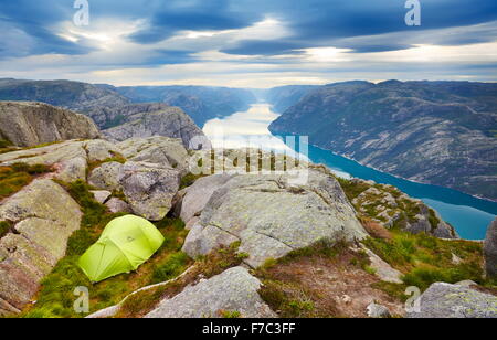 La tenda si accamparono sopra Lysefjorden vicino a Prekestolen, Norvegia Foto Stock