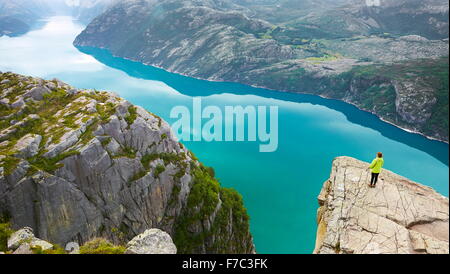 Turista singolo presso il Lysefjorden (vicino a Prekestolen), Norvegia Foto Stock