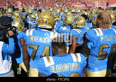 Los Angeles, CA, US, STATI UNITI D'AMERICA. 28 Nov, 2015. Novembre 28, 2015: UCLA giocatori ottenere pompato prima del grande gioco tra il UCLA Bruins e l'USC Trojans, il Colosseo a Los Angeles, CA. Fotografo: Pietro Joneleit per filo di Zuma Servizio © Peter Joneleit/ZUMA filo/Alamy Live News Foto Stock