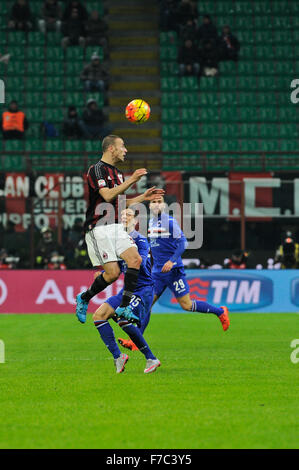 Milano, Italia. 28 Nov, 2015. Luca Antonelli del Milan vince la testata sopra Ivan (Sampdoria) durante la Serie A italiana League Soccer match tra AC Milan e Ac Chievo Verona presso lo Stadio San Siro di Milano, Italia. Credito: Azione Sport Plus/Alamy Live News Foto Stock