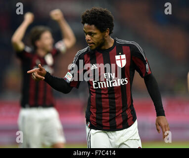 Milano. 28 Nov, 2015. AC Milano Luiz Adriano(R) celebra dopo un goal durante il campionato italiano di una partita di calcio Milan vs Sampdoria su nov. 28, 2015 allo Stadio di San Siro Stadium di Milano, Italia. La partita è finita in pareggio. Credito: Alberto Lingria/Xinhua/Alamy Live News Foto Stock