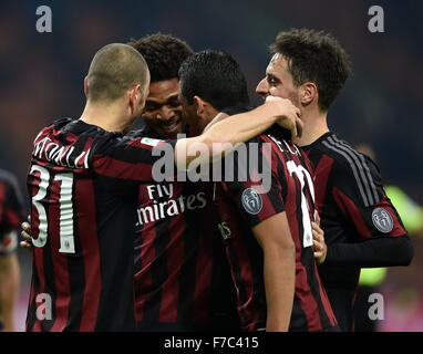 Milano. 28 Nov, 2015. AC Milan i giocatori di celebrare dopo un goal durante il campionato italiano di una partita di calcio Milan vs Sampdoria su nov. 28, 2015 allo Stadio di San Siro Stadium di Milano, Italia. La partita è finita in pareggio. Credito: Alberto Lingria/Xinhua/Alamy Live News Foto Stock