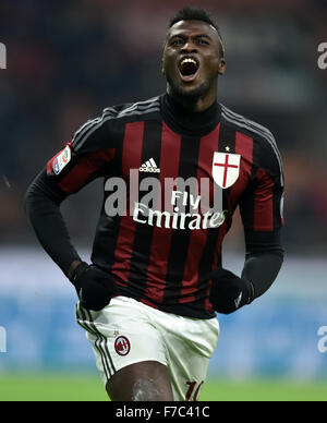 Milano. 28 Nov, 2015. AC Milano Niang Silvestre celebra dopo un goal durante il campionato italiano di una partita di calcio Milan vs Sampdoria su nov. 28, 2015 allo Stadio di San Siro Stadium di Milano, Italia. La partita è finita in pareggio. Credito: Alberto Lingria/Xinhua/Alamy Live News Foto Stock