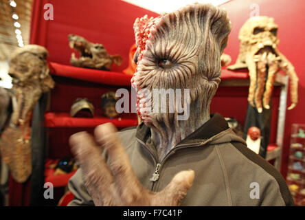 Kiev, Ucraina. 28 Nov, 2015. Un partecipante che indossa una maschera mostro sul suo capo, durante il festival degli orrori ''Necronomicon'', a Kiev, Ucraina, 28 Novembre, 2015. Il festival riunisce gli appassionati di cosplay, fantasia e mistico eroi e video giocatori. © Serg Glovny/ZUMA filo/Alamy Live News Foto Stock