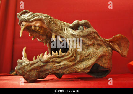 Kiev, Ucraina. 28 Nov, 2015. Un mostro maschera, durante il festival degli orrori ''Necronomicon'', a Kiev, Ucraina, 28 Novembre, 2015. Il festival riunisce gli appassionati di cosplay, fantasia e mistico eroi e video giocatori. © Serg Glovny/ZUMA filo/Alamy Live News Foto Stock