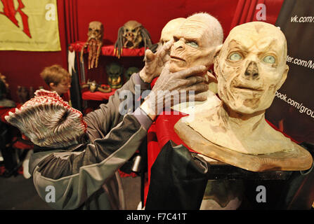 Kiev, Ucraina. 28 Nov, 2015. Un partecipante che indossa una maschera mostro sul suo capo, durante il festival degli orrori ''Necronomicon'', a Kiev, Ucraina, 28 Novembre, 2015. Il festival riunisce gli appassionati di cosplay, fantasia e mistico eroi e video giocatori. © Serg Glovny/ZUMA filo/Alamy Live News Foto Stock