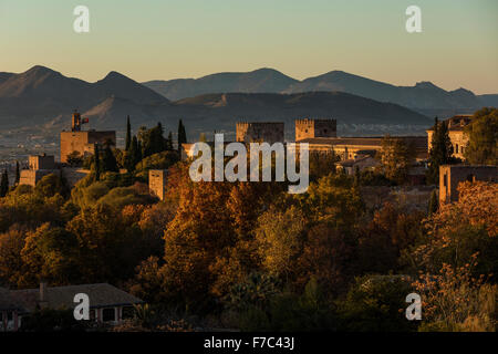 Vista del Palazzo Alhambra con foglie di autunno sugli alberi dal lato rivolto verso il mirador di San Nicolas Foto Stock