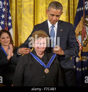 Stati Uniti Il presidente Barack Obama presenta il Sen. Barbara Mikulski con la medaglia presidenziale della libertà nel corso di una cerimonia che si terrà nella Sala Est della Casa Bianca Novembre 24, 2015 a Washington, DC. Foto Stock