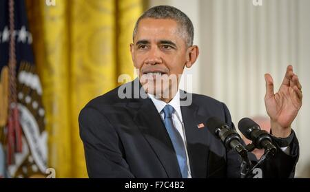 Stati Uniti Il presidente Barack Obama parla durante la medaglia presidenziale della libertà cerimonia nella Sala Est della Casa Bianca Novembre 24, 2015 a Washington, DC. Foto Stock