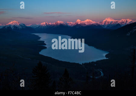 Tramonto tra le Montagne Rocciose e il lago McDonald Valley dal Apgar avvistamento incendi presso il Glacier National Park in ghiacciaio Ovest, Montana. Foto Stock