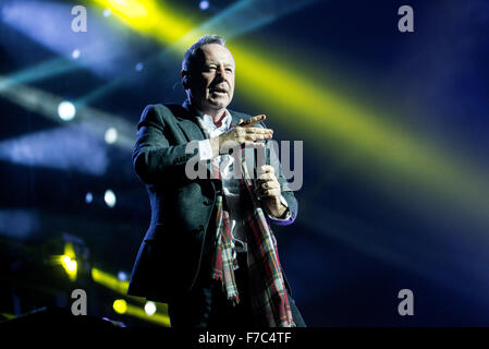 Jim Kerr dei Simple Minds esegue al VEDERE Idro il 28 novembre 2015 a Glasgow, Scotland Credit: Sam Kovak/Alamy Live News Foto Stock