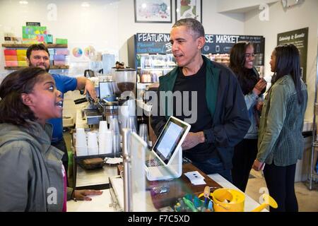 Washington, DC, Stati Uniti d'America. 28 Nov, 2015. Stati Uniti Il presidente Barack Obama gli ordini di un trattamento in una piacevole pop con le figlie Malia e Sasha su Small Business sabato 28 novembre 2015 a Washington, DC. Foto Stock