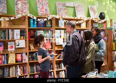 Washington, DC, Stati Uniti d'America. 28 Nov, 2015. Stati Uniti Il presidente Barack Obama è assistita dal manager Anna Thorn, sinistra, come egli negozi a Upshur Street libri con le figlie Malia e Sasha su Small Business sabato 28 novembre 2015 a Washington, DC. Foto Stock