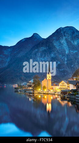 Hallstatt in serata, Salzkammergut, Alpi austriache, Austria, UNESCO Foto Stock