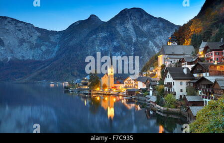 Austria - Hallstatt villaggio di montagna, Salzkammergut, Alpi austriache, UNESCO Foto Stock