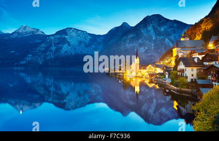 Hallstatt villaggio di montagna a sera, Salzkammergut, Alpi austriache, Austria, UNESCO Foto Stock