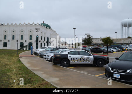Irving, Texas, Stati Uniti d'America. 28 Nov, 2015. La polizia di Irving guarda come manifestanti rally al di fuori della moschea locale, il Centro Islamico di Irving. Credito: Brian Humek/Alamy Live News Foto Stock