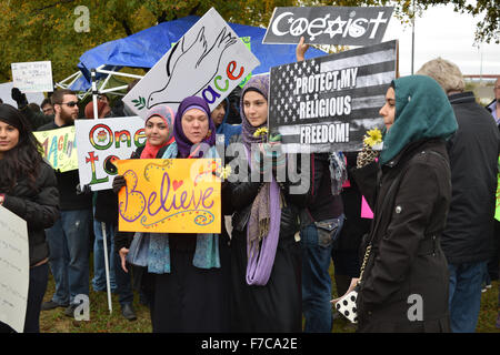 Irving, Texas, Stati Uniti d'America. 28 Nov, 2015. Le donne musulmane unite in con i residenti di rally per la pace al di fuori del centro islamico di Irving. Credito: Brian Humek/Alamy Live News Foto Stock