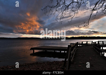 Tramonto e nuvole sopra il lago di Varese in un pomeriggio autunnale da Gavirate, Lombardia - Italia Foto Stock