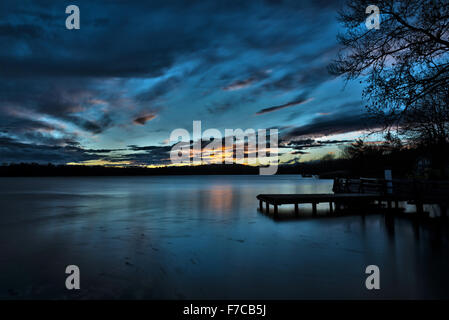 Ultimo sunny luci del giorno in un romantico tramonto sul Lago di Varese, paesaggio da Gavirate - Lombardia, Italia Foto Stock