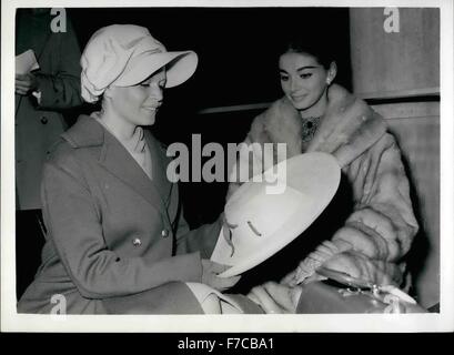 1959 - 18.14.59 Film stelle lasciare per Isole Canarie star di film, tra cui Eva Bartok, Pier Angeli, Richard Attenborough e John Gregson, sinistra L' Aeroporto di Gatwick oggi per le isole Canarie, per la posizione di scatto del film di S.O.S. Pacific Keystone Foto Mostra: Eva Bartok ammira Pier Angeli s paglia cappello per il sole, che perdere Angeli porta ogni dove, come una sorta di mascotte prima della loro partenza da Gatwick oggi. © Keystone Pictures USA/ZUMAPRESS.com/Alamy Live News Foto Stock