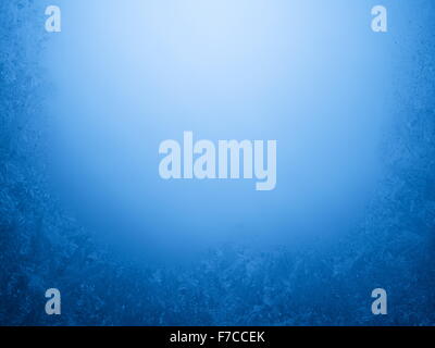 Frosty motivi sul bordo di una finestra congelata. Foto Stock