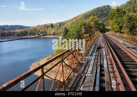 Vecchia di travatura reticolare in acciaio ponte ferroviario oltre il Lago Pilchowickie, Polonia. Foto Stock