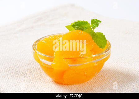 Ciotola di pelati arancio mandarino segmenti in sciroppo leggero Foto Stock