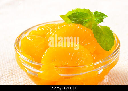 Ciotola di pelati arancio mandarino segmenti in sciroppo leggero Foto Stock