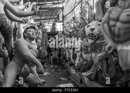 Indian idoli scultura preparazione per la Durga festival tradizionale, India. Foto Stock