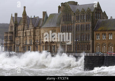 Aberystwyth, Wales, Regno Unito. Il 29 Novembre, 2015. Una bassa pressione sistema meteo offre enormi ondate smashing al mare pareti a Aberystwyth. Come tempesta Clodagh venti approcci di raggiungere una velocità di tra 60-70km/h. ©Jon Freeman/Alamy News Foto Stock