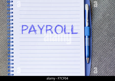 Payroll concetto di testo scrivere su notebook con penna Foto Stock