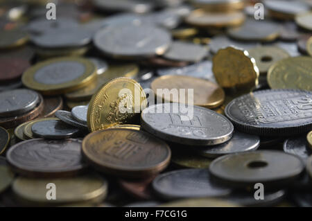 Le monete internazionali in defunta valute Foto Stock