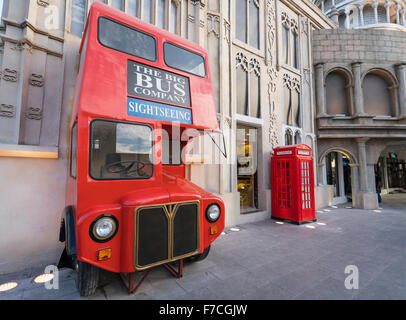 Red London double decker bus e casella postale presso il padiglione al villaggio globale 2015 in Dubai Emirati Arabi Uniti Foto Stock