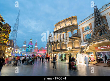 Vista serale di padiglioni internazionale al villaggio globale 2015 in Dubai Emirati Arabi Uniti Foto Stock