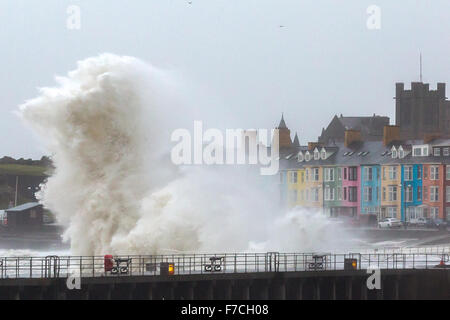 Aberystwyth, Wales, Regno Unito. 29 novembre 2015 onde grandi pastella Aberystwyth questa mattina come tempesta Clodagh combinata con alta marea scatena la potenza della natura. Credito: Ian Jones/Alamy Live News Foto Stock