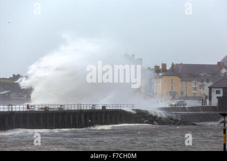 Aberystwyth, Wales, Regno Unito. 29 novembre 2015 onde grandi pastella Aberystwyth questa mattina come tempesta Clodagh combinata con alta marea scatena la potenza della natura. Credito: Ian Jones/Alamy Live News Foto Stock